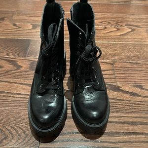 L’intervalle combat boots with thick sole size 7 in black